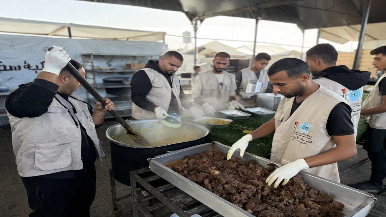 الحملة الأردنية توزع وجبات أرز ولحم على نازحي مواصي خان يونس وسط أزمة гуманитарية